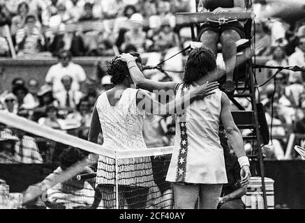 Billie Jean King (USA) -R- bat Evonne Goolagong (AUS) pour le championnat de tennis américain Open 1974. Banque D'Images