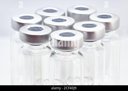 Macrophotographie de flacons en verre pour échantillons liquides et vaccins. Faible profondeur de champ. Banque D'Images