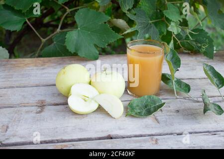 Pommes et jus de pomme. Concept d'été Banque D'Images