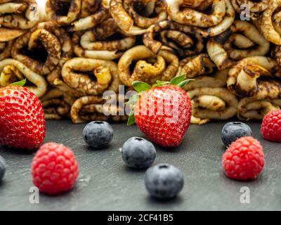 pile de crêpes avec confiture et framboises et bleuets frais sur ardoise Banque D'Images