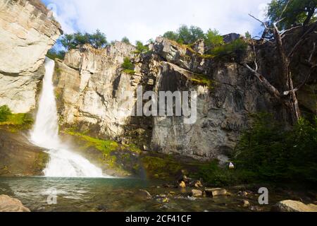 Avis de Senda cascade Chorrillo del Salto sur la journée ensoleillée. En Patagonie, Argentine Banque D'Images