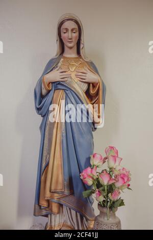 Winssen, pays-Bas - 29 août 2020 : magnifique statue peinte de la Vierge Marie avec espace de copie dans une petite chapelle Catolic. Banque D'Images