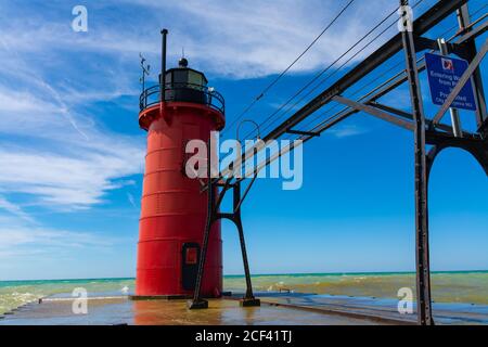 Phare sur le lac Michigan pendant un bel après-midi d'été. South Haven, Michigan, États-Unis Banque D'Images