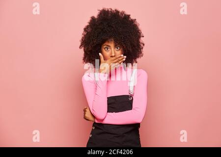 Une femme afro-américaine choquée regarde la caméra Banque D'Images