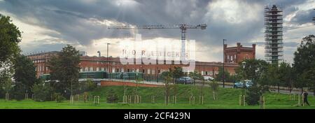 The Horlick's Factory sous un ciel couvert comme vu de Salt Hill Park, Slough, Berkshire. Artistique. Banque D'Images