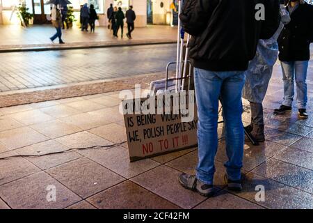 Varsovie, Pologne - 22 décembre 2019 : la vieille ville de nuit avec des gens et le texte de signe de protestation en anglais pour la constitution violée se tenant sur la célèbre rue Banque D'Images