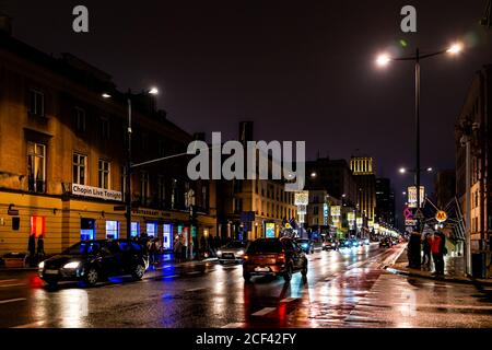 Varsovie, Pologne - 22 décembre 2019: Rue de la vieille ville à la nuit d'hiver Noël vacances du nouvel an illuminés de lumières réflexion sur la route avec reflecti humide Banque D'Images