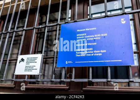Varsovie, Pologne - 22 décembre 2019 : place du marché de la vieille ville de Varsovie avec panneau d'entrée du musée fermé avec texte pour les heures d'ouverture sur le bâtiment extérieur Banque D'Images