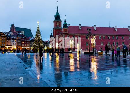Varsovie, Pologne - 22 décembre 2019 : place de la vieille ville la nuit bleu heure plancher humide reflet de l'éclairage de Noël décoration feux d'arbre sur royal Banque D'Images