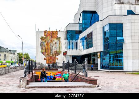 Rivne, Ukraine - 3 juillet 2018 : rue principale avec passage souterrain et magasins signe par un bâtiment moderne et des marches d'entrée avec les gens dans la ville de Rovno i Banque D'Images