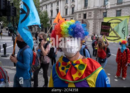 Le protestant Clown lors de la manifestation de la rébellion d'extinction le 3 septembre 2020 à Londres, au Royaume-Uni. Après les vacances d'été, le groupe d'action sur le climat a organisé deux semaines d'événements, de manifestations et de perturbations dans la capitale. Extinction la rébellion est un groupe de changement climatique créé en 2018 et a gagné une énorme suite de personnes engagées dans des manifestations pacifiques. Ces manifestations soulignent que le gouvernement ne fait pas assez pour éviter un changement climatique catastrophique et pour exiger que le gouvernement prenne des mesures radicales pour sauver la planète. Banque D'Images