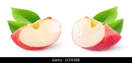 Coins de pomme isolés. Deux images de la tranche de pomme rouge isolées sur fond blanc Banque D'Images