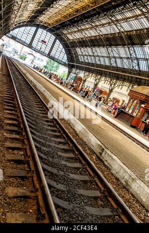 Lviv, Ukraine - 1 août 2018: Architecture vue d'angle néerlandaise de la gare de Lvov avec des personnes attendant avec des bagages dans l'historique ci ukrainien Banque D'Images