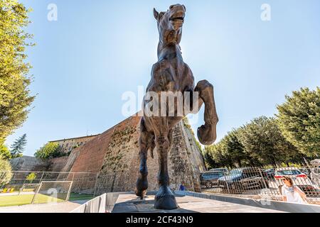 Montepulciano, Italie - 28 août 2018 : rue dans le petit village médiéval historique de Toscane avec vue rapprochée grand angle de la statue de cheval sculptu Banque D'Images