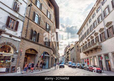 Florence, Italie - 30 août 2018: Florence bâtiments du centre-ville sur la route de rue pendant l'été en Toscane avec de vieux bâtiments historiques et les gens marchant moi Banque D'Images