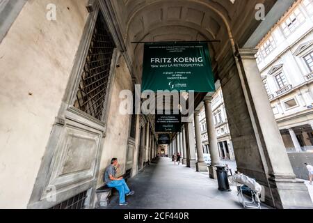 Florence, Italie - 30 août 2018 : extérieur de la célèbre galerie d'art du musée des Offices de Florence avec bâtiment à Florence Toscane avec signe pour l'Islam Banque D'Images