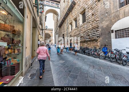 Florence, Italie - 30 août 2018: Personnes femme marchant sur le trottoir dans la rue historique de la ville Renaissance de Florence et beaucoup de vélos Banque D'Images