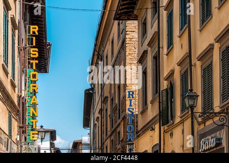 Florence, Italie - 30 août 2018 : extérieur du bâtiment Florence en Toscane, rue de l'allée avec panneau vertical pour le restaurant ristorante Banque D'Images