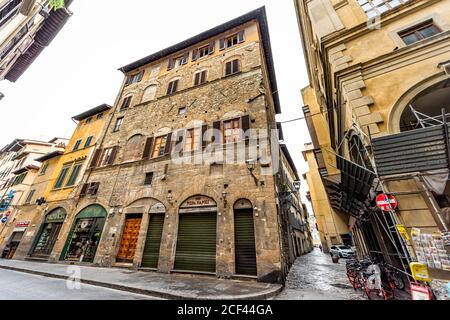 Firenze, Italie - 31 août 2018: Extérieur de Florence fermé café appelé Pizza Napoli signe sur le bâtiment en Toscane sur la rue de l'allée le matin Banque D'Images