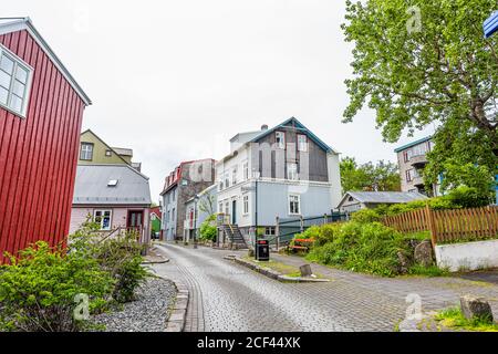 Reykjavik, Islande - 19 juin 2018 : rue calme Mjostraeti dans le centre-ville et bâtiments de maisons multicolores Banque D'Images