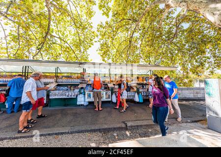 Rome, Italie - 5 septembre 2018 : les gens à l'extérieur des magasins de la Cité du Vatican, journée ensoleillée, dans les boutiques de souvenirs Banque D'Images