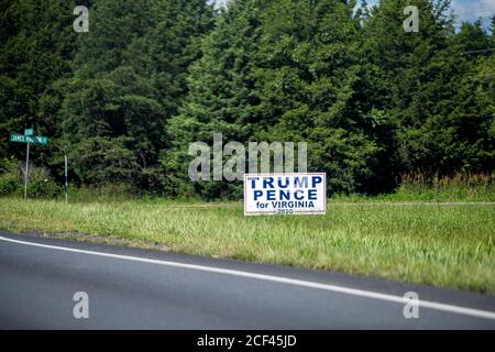 Remington, États-Unis - 30 août 2020 : affiche de soutien politique pour les élections présidentielles pour Donald Trump et Mike Pence pour la Virginie dans le pays rural Banque D'Images