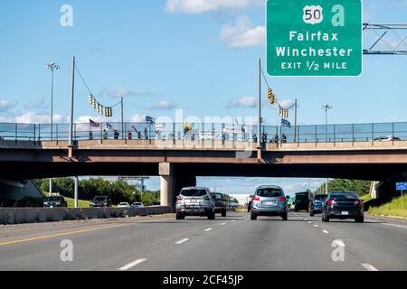 Chantilly, États-Unis - 30 août 2020 : autoroute va-28 de Virginie avec panneau de sortie de Fairfax Winchester, pont avec des personnes sur We Back Blue march Winaving Ameri Banque D'Images