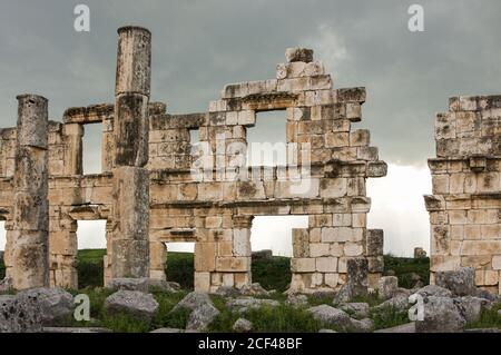 Apamea Syrie, ruines anciennes avec la célèbre colonnade avant les dommages dans la guerre Banque D'Images