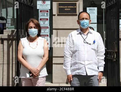 New York, États-Unis. 3 septembre 2020. (NOUVEAU) le consul général du Mexique tient une minute de silence pour les patients Covid-19. 3 septembre 2020, New York, Etats-Unis: Le Consul général du Mexique à New York, Jorge Islas Lopez tient une minute de silence pour les patients covid-19 devant le Consulat mexicain. Ce silence d'une minute a commencé le 17 août et se tiendra jusqu'au 11 septembre. Crédit : Niyi Fote /Thenews2 crédit : Niyi Fote/TheNEWS2/ZUMA Wire/Alay Live News Banque D'Images