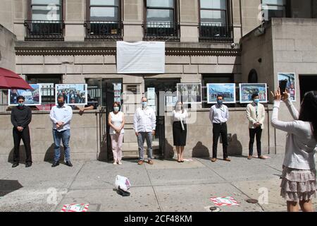 New York, États-Unis. 3 septembre 2020. (NOUVEAU) le consul général du Mexique tient une minute de silence pour les patients Covid-19. 3 septembre 2020, New York, Etats-Unis: Le Consul général du Mexique à New York, Jorge Islas Lopez tient une minute de silence pour les patients covid-19 devant le Consulat mexicain. Ce silence d'une minute a commencé le 17 août et se tiendra jusqu'au 11 septembre. Crédit : Niyi Fote /Thenews2 crédit : Niyi Fote/TheNEWS2/ZUMA Wire/Alay Live News Banque D'Images