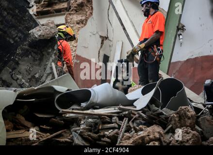 Beyrouth, Liban. 03ème septembre 2020. Fetch, un chien de secours de l'équipe de secours chilienne, se trouve dans un bâtiment qui a été écrasé lors de l'explosion du mois dernier, après avoir détecté un éventuel survivant lors d'une opération de sauvetage dans la région de Gemayizeh. Credit: Marwan Naamani/dpa/Alamy Live News Banque D'Images