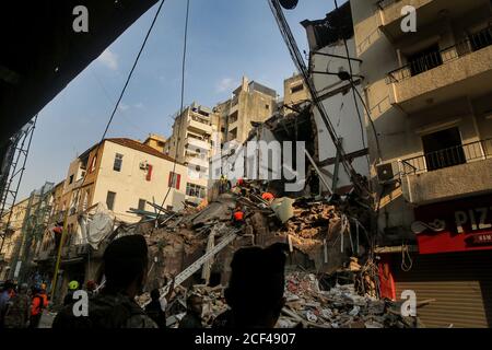 Beyrouth, Liban. 03ème septembre 2020. Des membres de l'équipe de secours chilienne et de la défense civile libanaise ont fouiller les décombres d'un bâtiment qui s'est effondré lors de l'explosion du mois dernier, après qu'un chien de secours ait détecté des signaux de vie dans la région de Gemayizeh. Credit: Marwan Naamani/dpa/Alamy Live News Banque D'Images