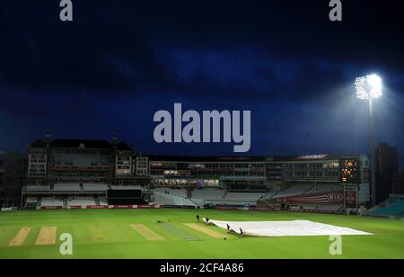 Une vue d'ensemble, les couvertures étant portées sur le terrain alors que la pluie arrête de jouer dans le match Blast Vitality T20 au Kia Oval, Londres. Banque D'Images