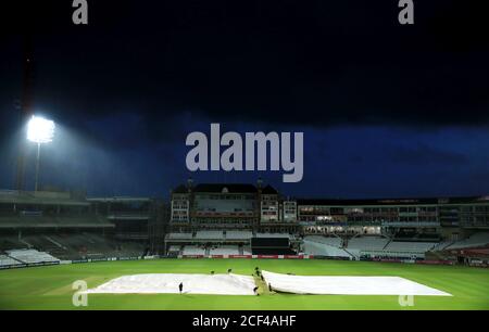 Une vue d'ensemble, les couvertures étant portées sur le terrain alors que la pluie arrête de jouer dans le match Blast Vitality T20 au Kia Oval, Londres. Banque D'Images