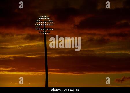 Edgbaston, Royaume-Uni. 03ème septembre 2020. EDGBASTON, ANGLETERRE. SEPTEMBRE 03 2020 : vue générale d'un projecteur de stade pendant le coucher du soleil pendant le match de cricket de Glamourgan de Vitality Blast T20 Northants au terrain de cricket d'Edgbaston, Birmingham, Angleterre. Le 3 septembre 2020 (photo de Mitchell Gunn/ESPA-Images) crédit: European Sports photo Agency/Alay Live News Banque D'Images