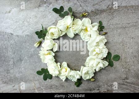 Couronne ronde à motif fleuri. Motif floral printanier avec fleurs roses Banque D'Images