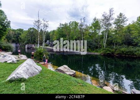 Personnes dans le bassin de Norcross-West Marble Quarry, Dorset, Vermont, États-Unis Banque D'Images