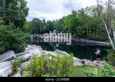 Personnes dans le bassin de Norcross-West Marble Quarry, Dorset, Vermont, États-Unis Banque D'Images