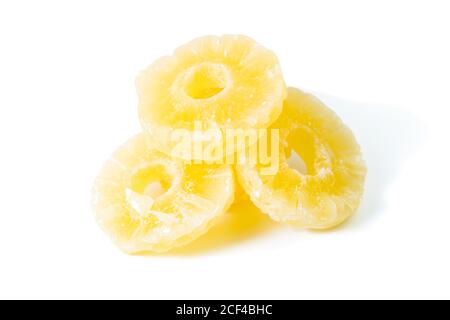 Anneaux d'ananas confits séchés isolés sur fond blanc. Vues de face, gros plan Banque D'Images