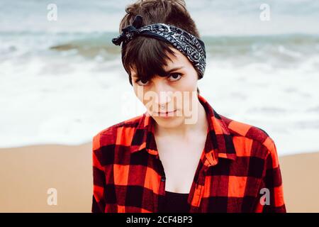 Femme debout sur le sable humide sur la plage Banque D'Images