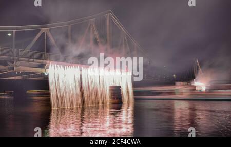 Feux d'artifice à Glienicker Brücke à Potsdam / Berlin Banque D'Images