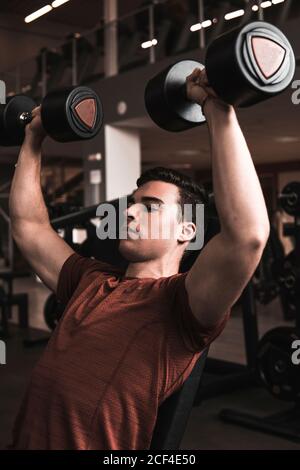 jeune homme de forme physique faisant des poids Banque D'Images