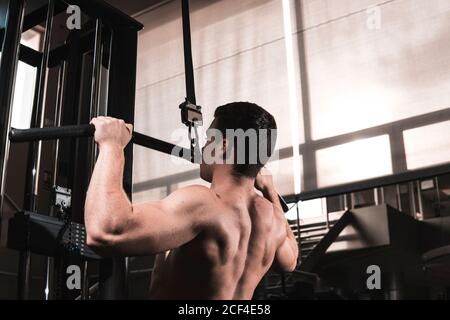 Jeune homme de fitness s'entraîner dans la salle de gym Banque D'Images