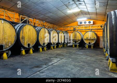 Vue intérieure de l'asturien Sidreria avec cidre de barils en bois Banque D'Images