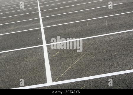 nouvelle zone d'asphalte avec bandes blanches pour le stationnement Banque D'Images