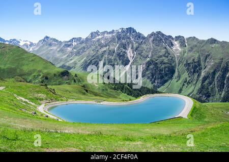 Lac dans les montagnes. Alpes autrichiennes Voyage de fond Banque D'Images