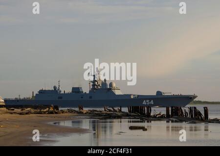 Août 2020 - Severodvinsk. Frégate militaire russe 'Admiral Gorshkov'. Russie, région d'Arkhangelsk Banque D'Images