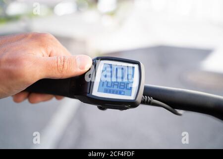 E contrôle de la vitesse et de l'alimentation de l'ordinateur de vélo. Vélo électrique Banque D'Images