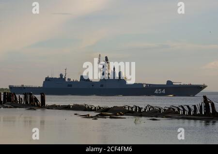 Août 2020 - Severodvinsk. Frégate militaire russe 'Admiral Gorshkov'. Russie, région d'Arkhangelsk Banque D'Images