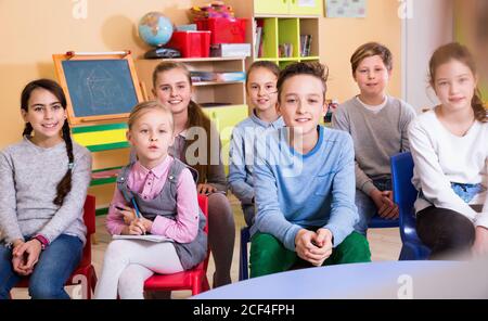 Portrait d'élèves diligent et amicaux à l'écoute de l'enseignant à la leçon école primaire Banque D'Images